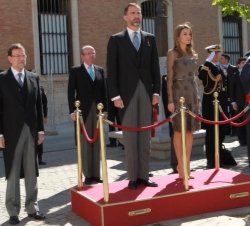 Sus Altezas Reales los Príncipes de Asturias durante la interpretación del Himno Nacional, a su llegada a la Universidad de Alcalá de Henares